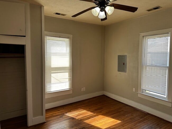 Photo - Three bed one bath home in central Springfield