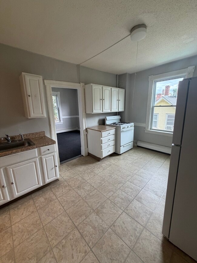 Building Photo - 4 Thompson Ct Unit 4