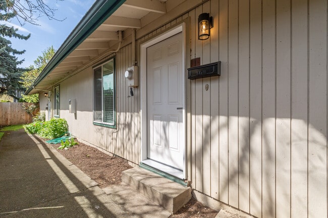 Building Photo - 2531 SE 27th Ave