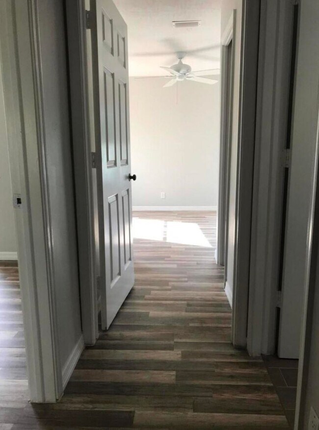 Photo - 560 NE 48th St