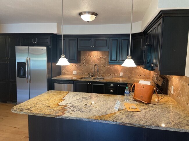 Building Photo - Walk to Old Town FoCo - 2bd 1ba Condo!
