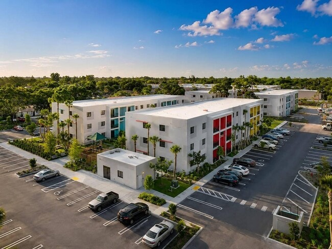 Building Photo - 4290 Lakewood Rd Unit 204