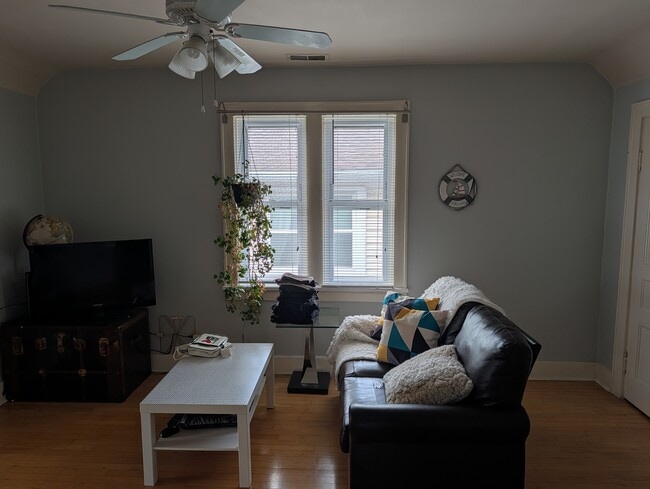 Sala de estar - 517 E Burleigh St Unidad upper