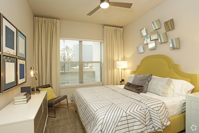 1BR,1BA W/DEN - 895SF - BEDROOM