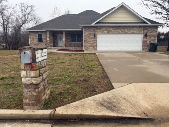 Building Photo - 3 Bedroom 2 full bath home with oversized 2 car garage new vinyl flooring and community pool access