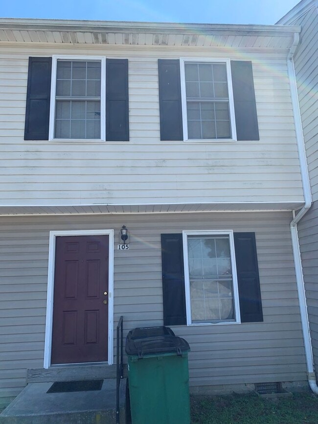 Building Photo - 3 Bedroom 2.5 Bath Townhouse