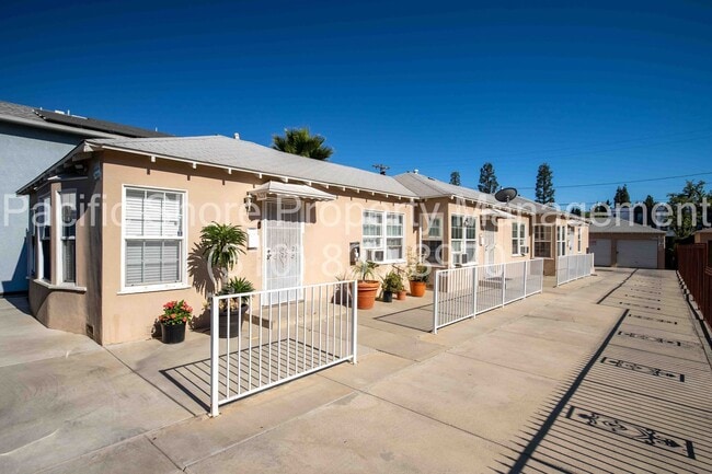 Building Photo - 14220 Gilmore St Unit 14224