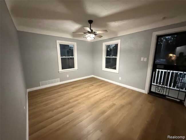 Photo - 20084 Greenview Ave