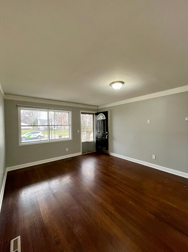 Photo - 4656 Detroit St