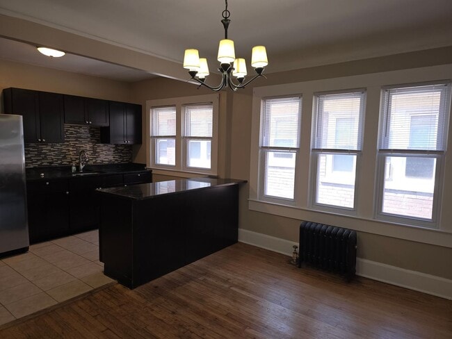 837 Beaconsfield Ave Unit 2N