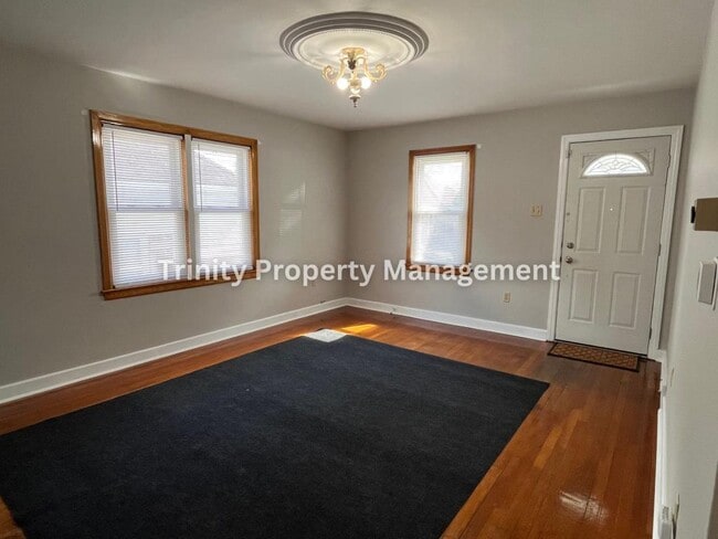 Photo - 2010 Hamill Ave