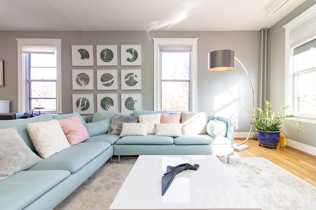 living room - 2359 Flora St Unit 2