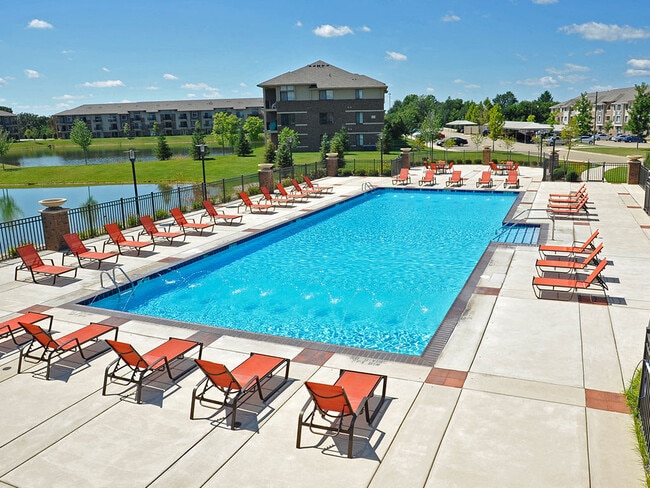 Piscina al aire libre y terraza - Prairie Lakes Apartments