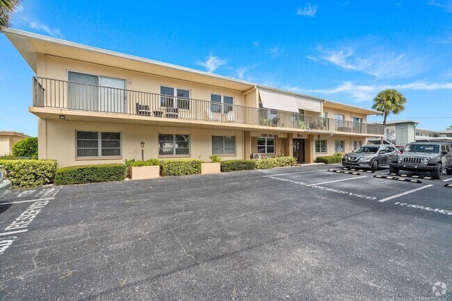 Building Photo - Waterfront Views! Fully updated 2/2 condo