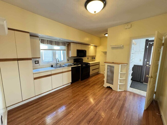 Building Photo - 46 Bromfield Rd Unit 1