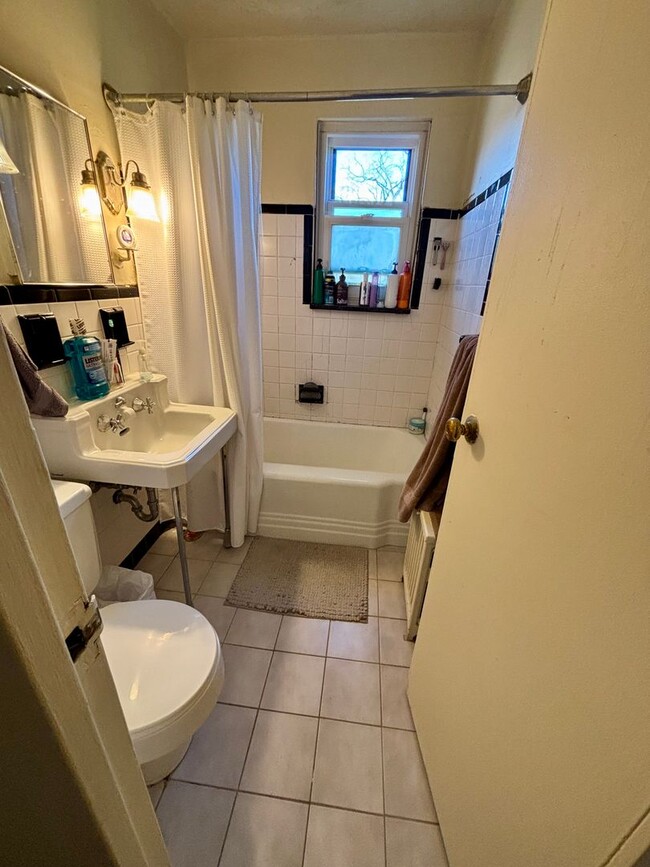 Photo - Spacious and Bright Shadyside 1 Bedroom Unit A34