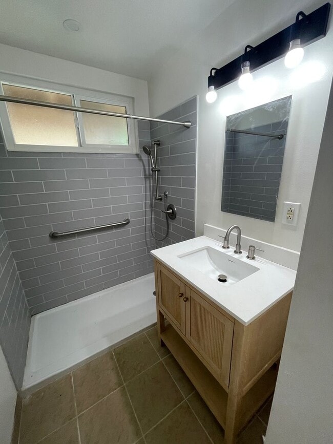 Photo - Charming 3br 1bth - Quiet Street