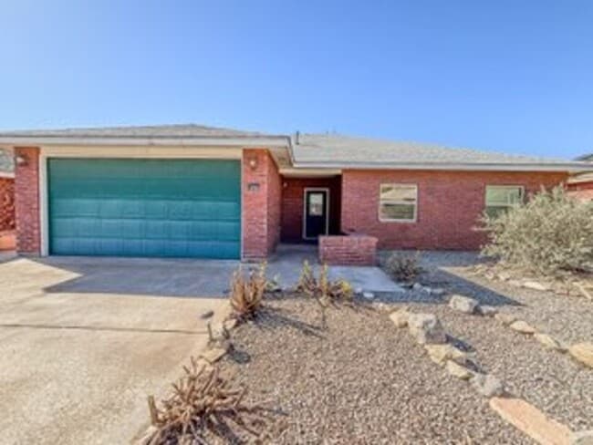 Building Photo - *MOVE IN SPECIAL* $350 OFF FIRST MONTH RENT! Spacious 4 Bedroom Home with Fireplace