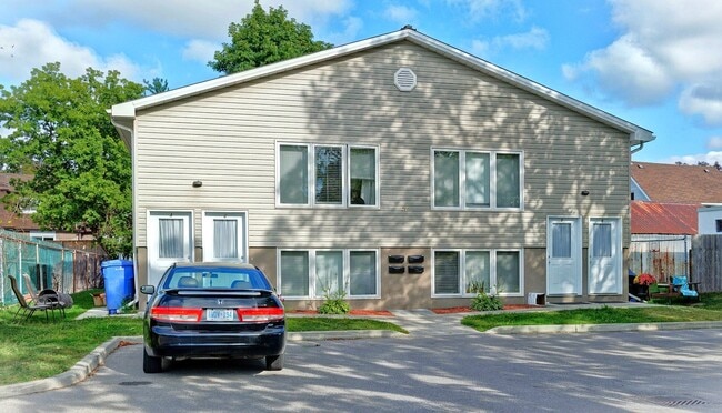 Building Photo - 208 Christina St S Unit A