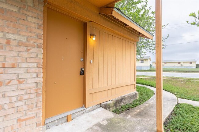 323 W William Cannon Dr