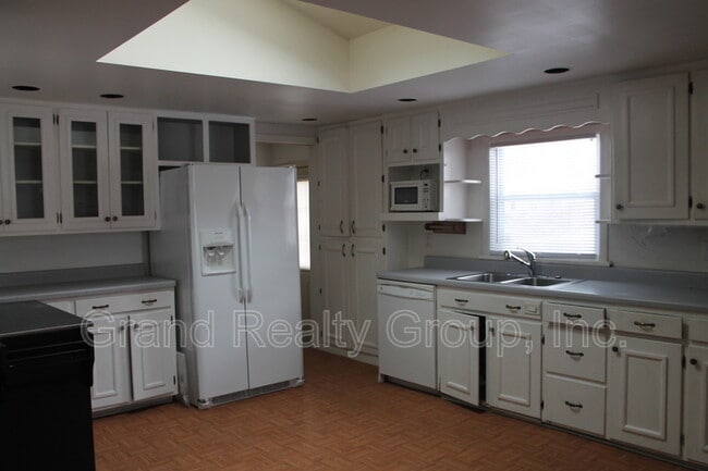 Photo - 880 Ferndale St