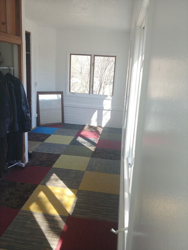 Photo - 1618 Thomas Pl N