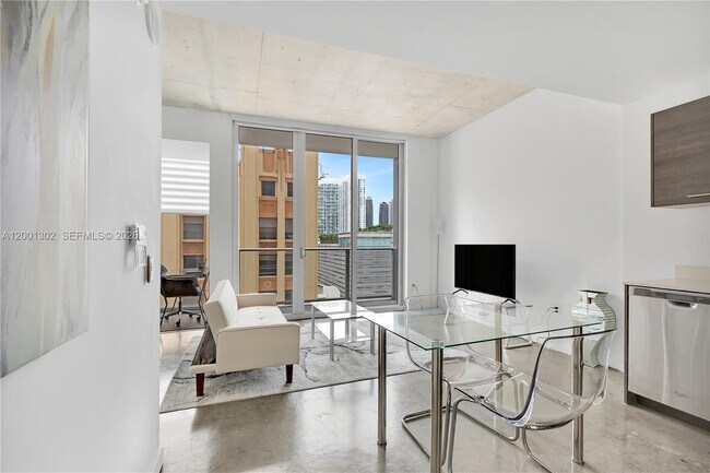 Photo - 151 SE 1st St Unidad 1107