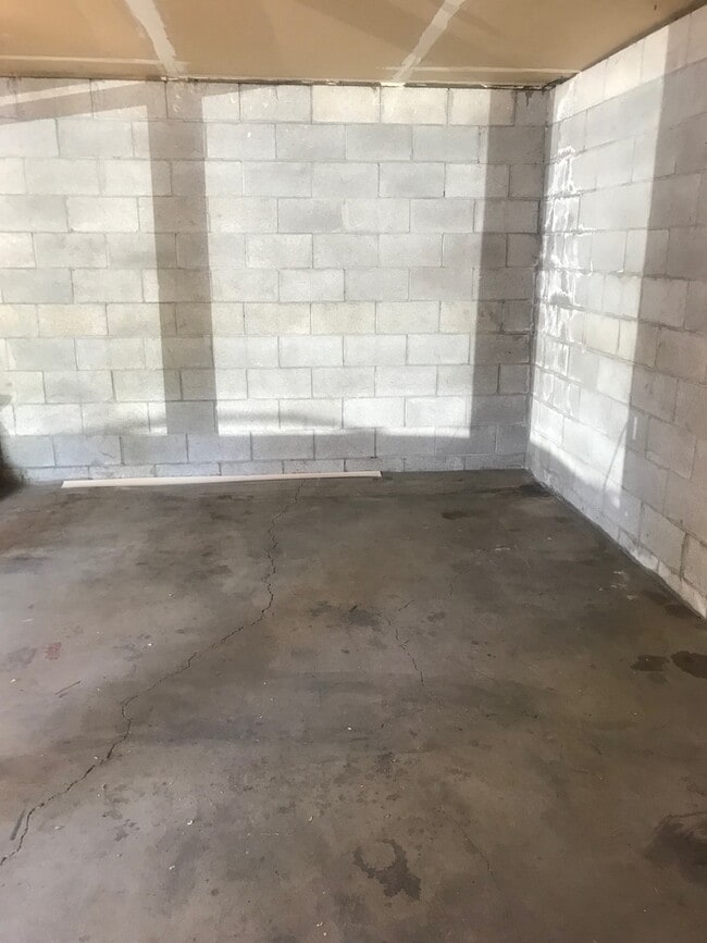 Photo - Hard to find 1 bdrm, 1 bath w/ garage!  1.7 miles from Sky Lakes Medical Center and Oregon Tech!