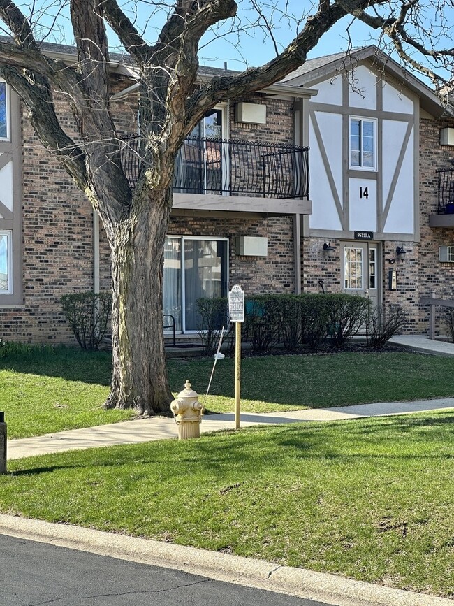 Photo - 9S180 Lake Dr Unidad 102 Rental