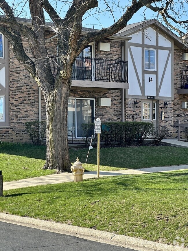 Building Photo - 9S180 Lake Dr Unit 102 Rental