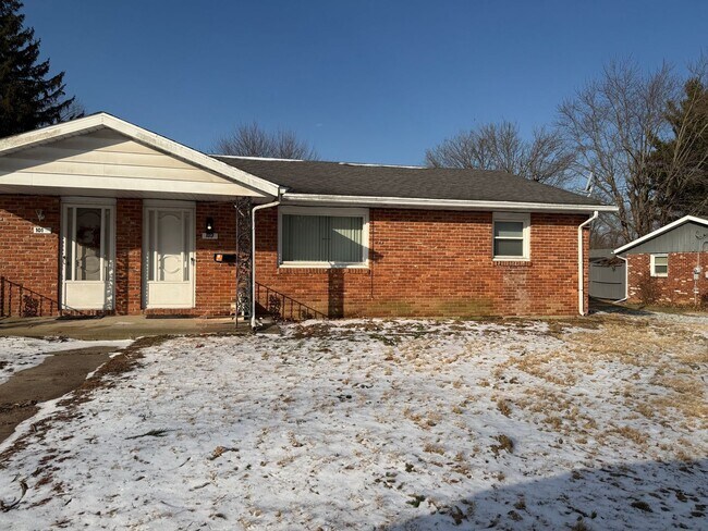 Building Photo - 101-103 N Redwood Ln