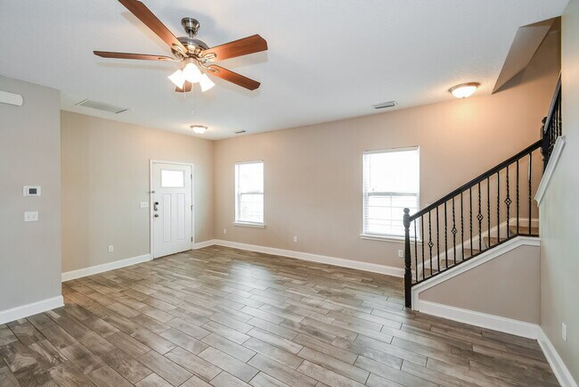 Photo - 522 Meldrum Ln