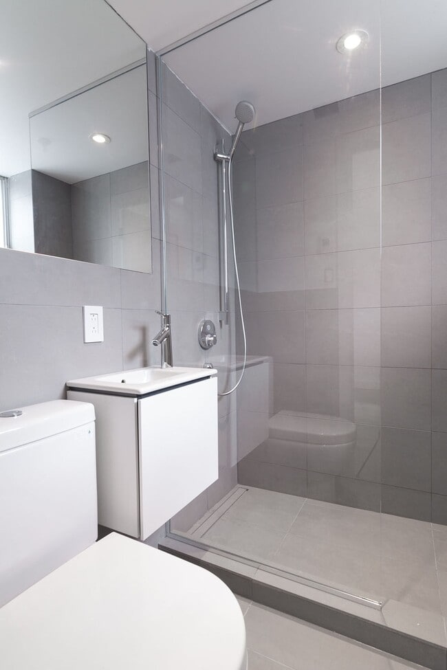 Photo - 25 Av des Pins O Unit 440