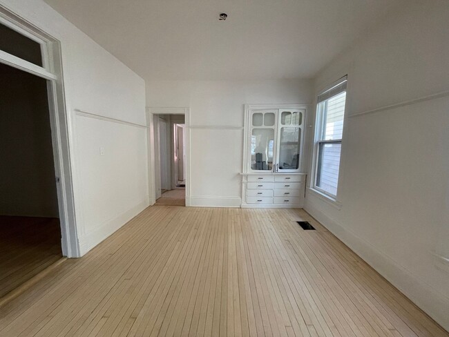 Building Photo - 2536 N Oakland Ave Unit 2536 N Oakland Ave Rental