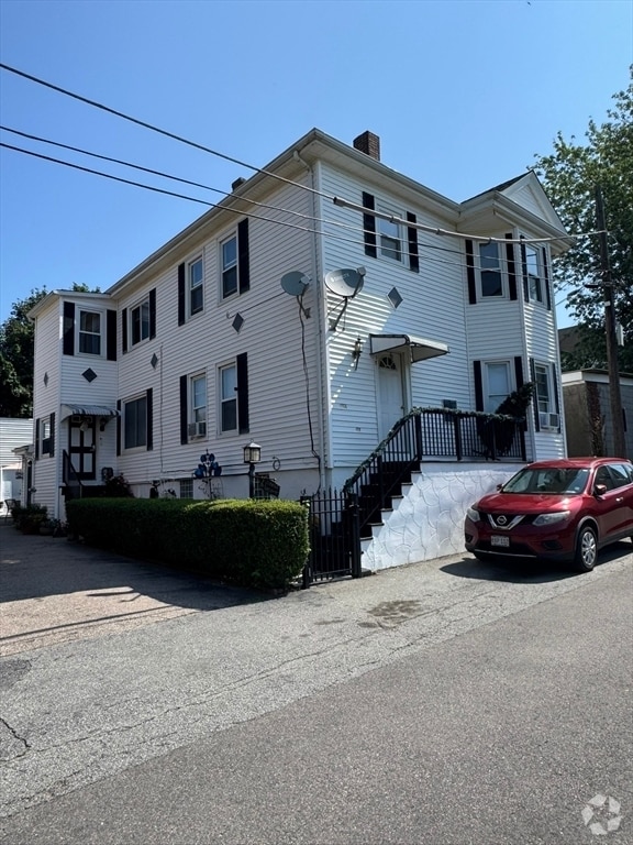 Building Photo - 18 Saucier St Unit 2 Rental