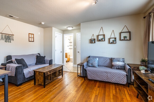 1BR, 1BA - 550 SF - Living Room