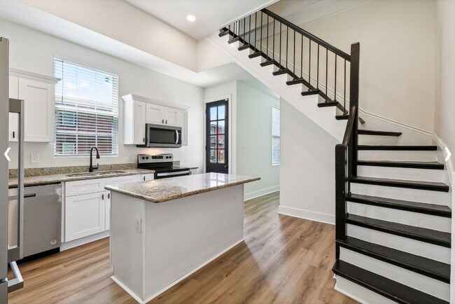 Building Photo - 2022 Bienville St Rental