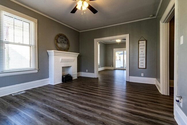 922 Charles Ct