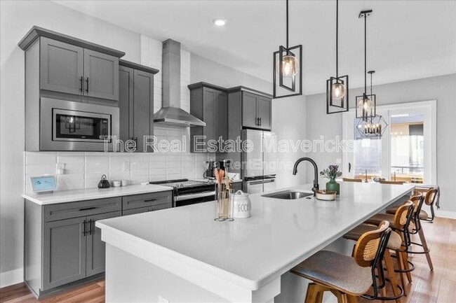 Building Photo - 821 Burnside Pl