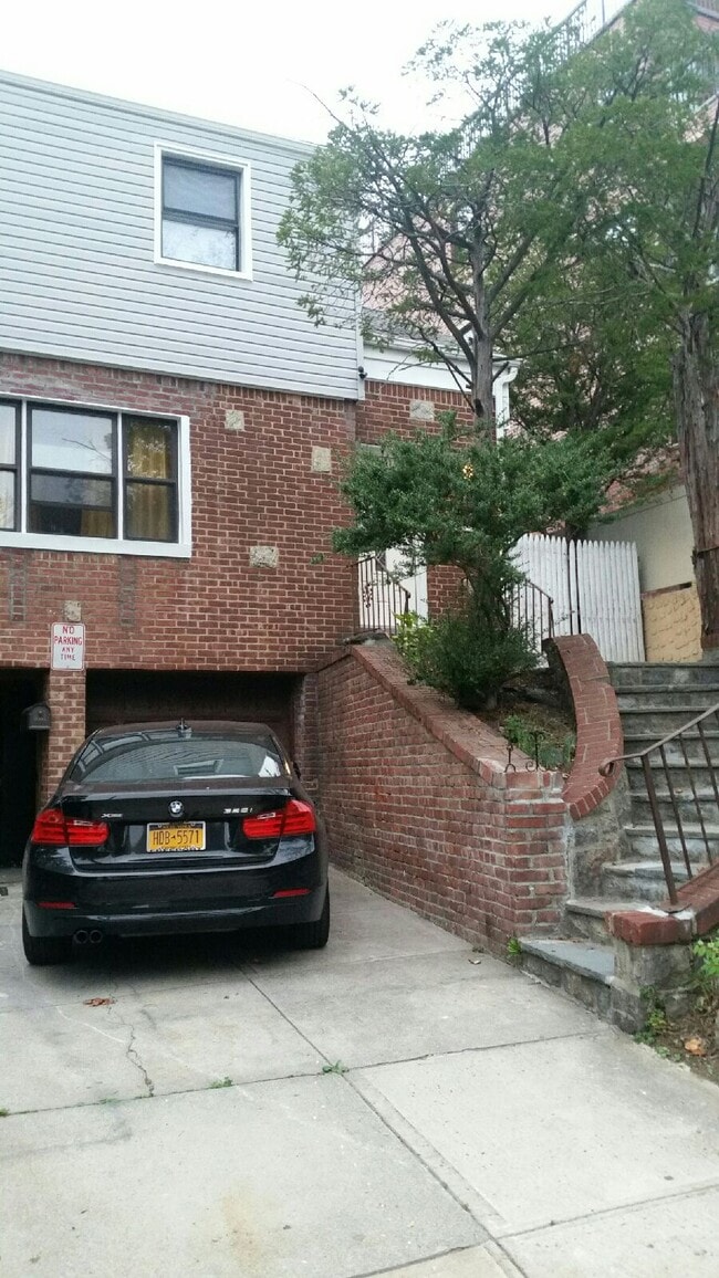 87-22 Avon St