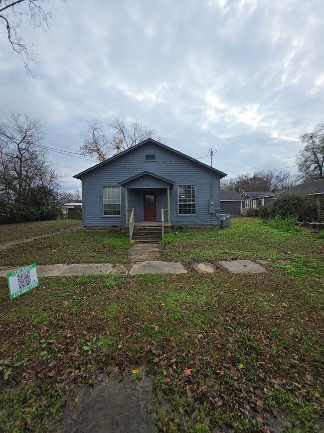 Building Photo - 217 W 7th St