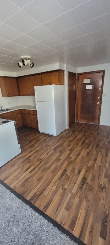 Building Photo - 867 W 5th St