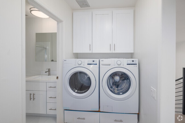 2BR, 2BA - 1,250SF - Laundry