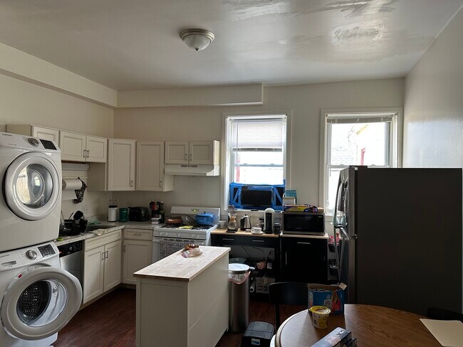 331 # 2 open layout kitchen into loving room