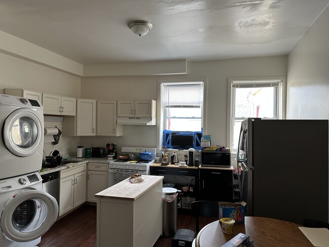 331 # 2 open layout kitchen into loving room - 331 N Geneva St Unit 331 #2