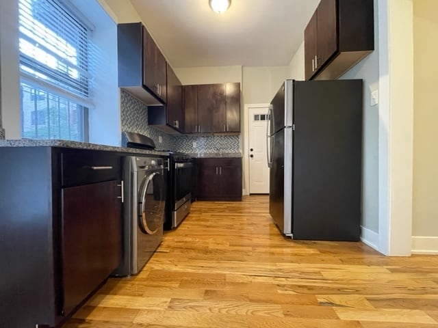 Photo - 647 Oakdale W Ave