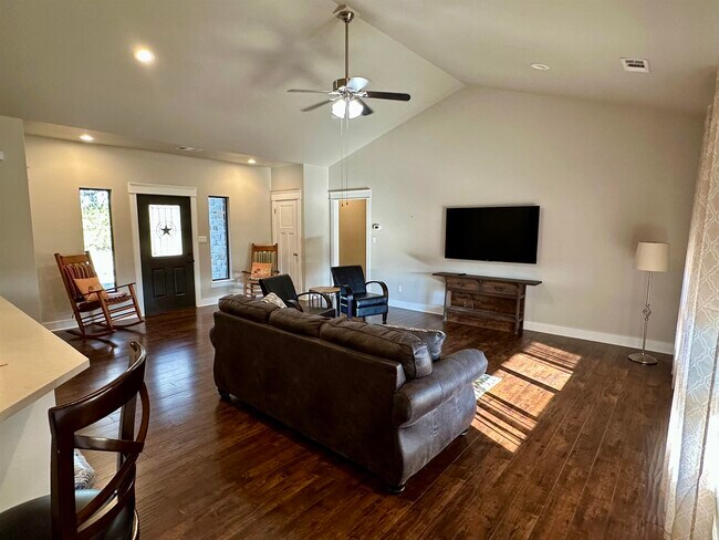 Photo - 405 Woodlawn Dr