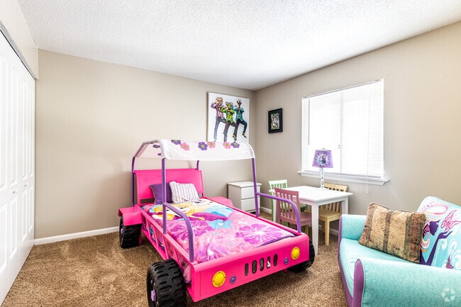 2BR, 1.5BA - 875SF