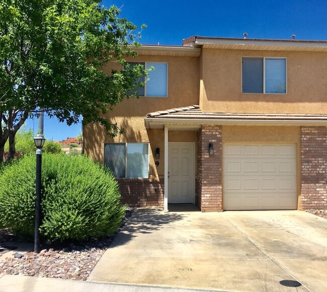Building Photo - 3 Bedroom Townhome