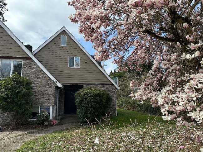 Building Photo - 5603 30th Ave SW